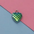 Dettaglio del ciondolo a forma di cuore con scaglie di sirena verdi e cornice in argento - Squame di Pesce Iridescenti Verdi (6)