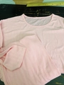 Detail des rosa Strick-Loungewear-Sets mit vertikalem Rippenmuster und Pointelle-Lochmuster - S / Rosa