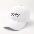 Détail de la casquette blanche avec broderie SPORT et texture de tissu jacquard - Réglable / Blanc