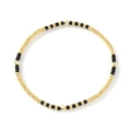 Detail eines mehrlagigen Perlenarmbands mit goldenen Rundperlen und mattschwarzen Akzenten - Einzeln - Schwarz-Gold Matte Rundperlen Elastisches Seil