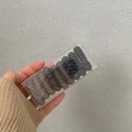 Detalle de gomas de pelo en espiral negro transparente en caja de plástico clara - Juego de 9 Piezas / Serie Negro y Café