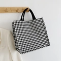 Borsa tote minimalista con motivo pied-de-poule e manici neri in tela strutturata - Houndstooth