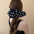 Elegante fermaglio per capelli grande a pois bianchi e neri su un'acconciatura a coda - Fermaglio per capelli a fiocco nero a pois grandi