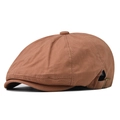 Detalle de gorra newsboy marrón con hebilla metálica y costuras de alta precisión - Ajustable / Caramelo