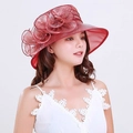 Dettaglio del cappello da sole in organza bordeaux con grande fiore decorativo in rete - Borgogna