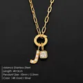Collana in acciaio dorato con lettera J di perle e pendente in cristallo quadrato - Lettera J