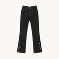 Dettaglio dei bottoni metallici laterali e dell'orlo con spacco di questi jeans neri - S / Nero Selvaggio