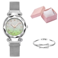 Dettaglio orologio con quadrante stellato e cinturino in maglia argentata con bracciale - Set Orologio Argento + Confezione Regalo