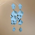 Dettaglio degli orecchini a nappa con petali blu opachi su un supporto in acrilico - Blu Chiaro (Perno in Argento S925)
