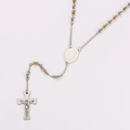 Detalle del collar rosario con cuentas de plata y oro y colgante cruz de San Benito - Bicolor (Oro y Plata)