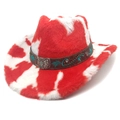 Dettaglio cappello cowboy rosso maculato con cinturino in pelle e fibbia a farfalla - Parte Superiore a Cuore / Rosso
