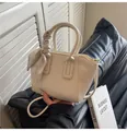 Cremeweiße Bucket Bag mit Litschiprägung, seidengewickeltem Griff und Goldbeschlägen - Cremeweiß
