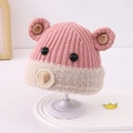 Dettaglio della trama a maglia rosa e bordo in pelliccia beige del cappello da orso - 2-5 Anni / Rosa