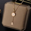 Roségouden beer hanger ketting met gelaagde kettingen op een luxe sieradendoosje - Roségoud