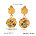 Details von goldenen geometrischen Ohrringen mit bunten Kristallen und Hammerschlag - Gehämmerter Unregelmäßiger Runder Stil (HC-E10951)