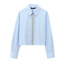 Detalle de camisa de popelina azul claro con adornos de pedrería en la tapeta frontal - XS / Azul claro