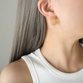Pendientes de aro en C dorados con textura de red minimalista en el modelo - Dorado