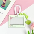 Leuke lichtgroene schuifkaarthouder met hartvormige hanger en verende polsband - Groen / Veertouw + Harthanger