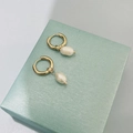 Detail van 18K vergulde oorringen met witte zoetwaterparel hangers voor dames - Goud