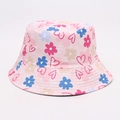 Détail du chapeau bob en coton rose avec motifs de fleurs colorées et cœurs rouges - Style Floral Frais Rose