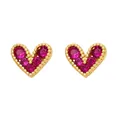 Dettaglio orecchini a lobo a cuore dorati con zirconi rosa e bordi milgrain - Stile Cuore Rosa