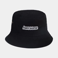 Dettaglio cappello alla pescatora nero con ricamo Awesome bianco e occhiello in metallo - Nero