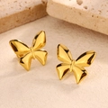 Dettaglio macro di orecchini a farfalla placcati in oro con finitura lucida 3D delle ali - Farfalla 3D / Oro