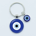 Silberner Schlüsselanhänger mit blauen Evil-Eye-Anhängern auf weißem Hintergrund - Klassisches blaues böses Auge