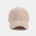 Detailopname van de dikke beige lamswollen stof en zachte textuur op de honkbalpet - Verstelbaar / Beige