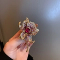 Detailansicht der Orchideenbrosche mit lila Kristallen und großem rubinroten Edelstein - Bunte Strass-Lilie (1681)