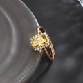 Verstellbarer Ring aus Roségold mit rechteckigem gelbem Edelstein und Kristallen - Einstellbar Offen / 18K Vergoldet-Goldgelb