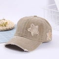 Detalle de gorra de béisbol caqui desgastada con estrellas de lentejuelas oro - Talla única / Camel