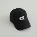 Détail d'une casquette noire avec broderie CR en 3D et trous de laser respirants - 52-54cm 3-8 Ans / Noir