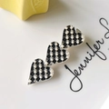 Detail of checkered heart-shaped hair clip with pearls and black white pattern - 19# Plaid Hairpin with Rhinestone and Pearl