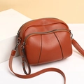 Borsa a tracolla marrone in pelle con trama litchi, doppia zip e tracolla regolabile - Marrone