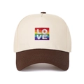 Dettaglio cappellino baseball a 5 pannelli con ricamo LOVE arcobaleno e visiera - Regolabile / caffè