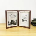Detail eines 5x7 Zoll klappbaren rotierenden Fotorahmens mit Holzmaserung und Metallscharnier - 6 Zoll - Rotierender Faltstil / Braun