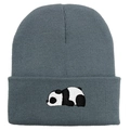 Graue Strickmütze mit süßem Panda-Stickmuster für Wärme im Winter und Mode - 54-60cm / Silbergrau