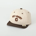 Dettaglio cappellino neonato con visiera morbida, ricamo C e design color block - 50cm (1-3 anni) / Bianco Sporco