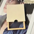 Caja cuadrada minimalista de color beige crema para joyas con lengüeta circular - Beige en Blanco con Muesca/Interior 9x9x2cm