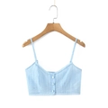 Detail eines hellblauen gerippten Camisole mit Zierknöpfen und zartem Spitzenbesatz - S / Himmelblaues Camisole