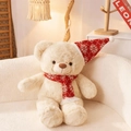 Plüschiger cremeweißer Teddybär mit Weihnachtsmütze und Schal auf einem weißen Sofa - Roter Großer Schneeflocke Set Stil / 60CM