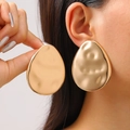 Orecchini a cuore in oro liquido con texture in metallo martellato per un look audace e unico - Stile Ovale Martellato Grande Oro (2336)