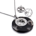 Set gioielli trifoglio argento con cristalli e resina: collana e orecchini - Stile Quadrifoglio d'Argento con Motivo Bianco e Nero (KS51838-K)