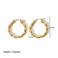 Detailansicht der 18K Gold Bambus Ohrringe mit 2,6cm Durchmesser und feiner Textur - Goldener Bambus Gelenk Stil (YYE023042)