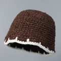 Dettaglio del berretto in maglia marrone spessa con bordo decorativo cucito a mano - M (56-58cm) / Caffè (con bordo smerlato bianco)