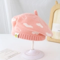 Détail du béret tricoté rose avec nuages blancs et bandeau élastique à côtes douces - 50-52cm (2-4 ans) / Rose