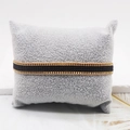 Bracciale Miyuki minimalista intrecciato oro e nero su un cuscino per gioielli in velluto grigio - Stile Griglia Oro Nero