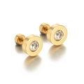 Makroaufnahme von vergoldeten Edelstahl-Ohrsteckern mit glänzenden runden Zirkonsteinen - Runder Strass-Stil / Gold