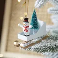 Pendaglio pupazzo di neve su slitta in metallo bianco con mini albero, 10x3,5x7,5cm - Stile Slitta con Pupazzo di Neve